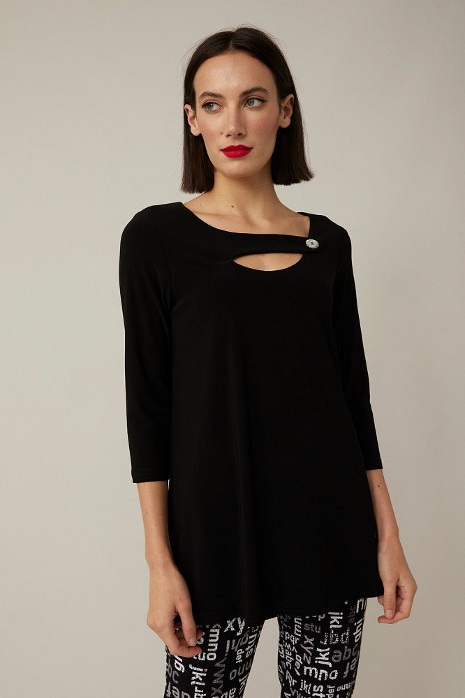 Blusa con escote recortado y botón 221144