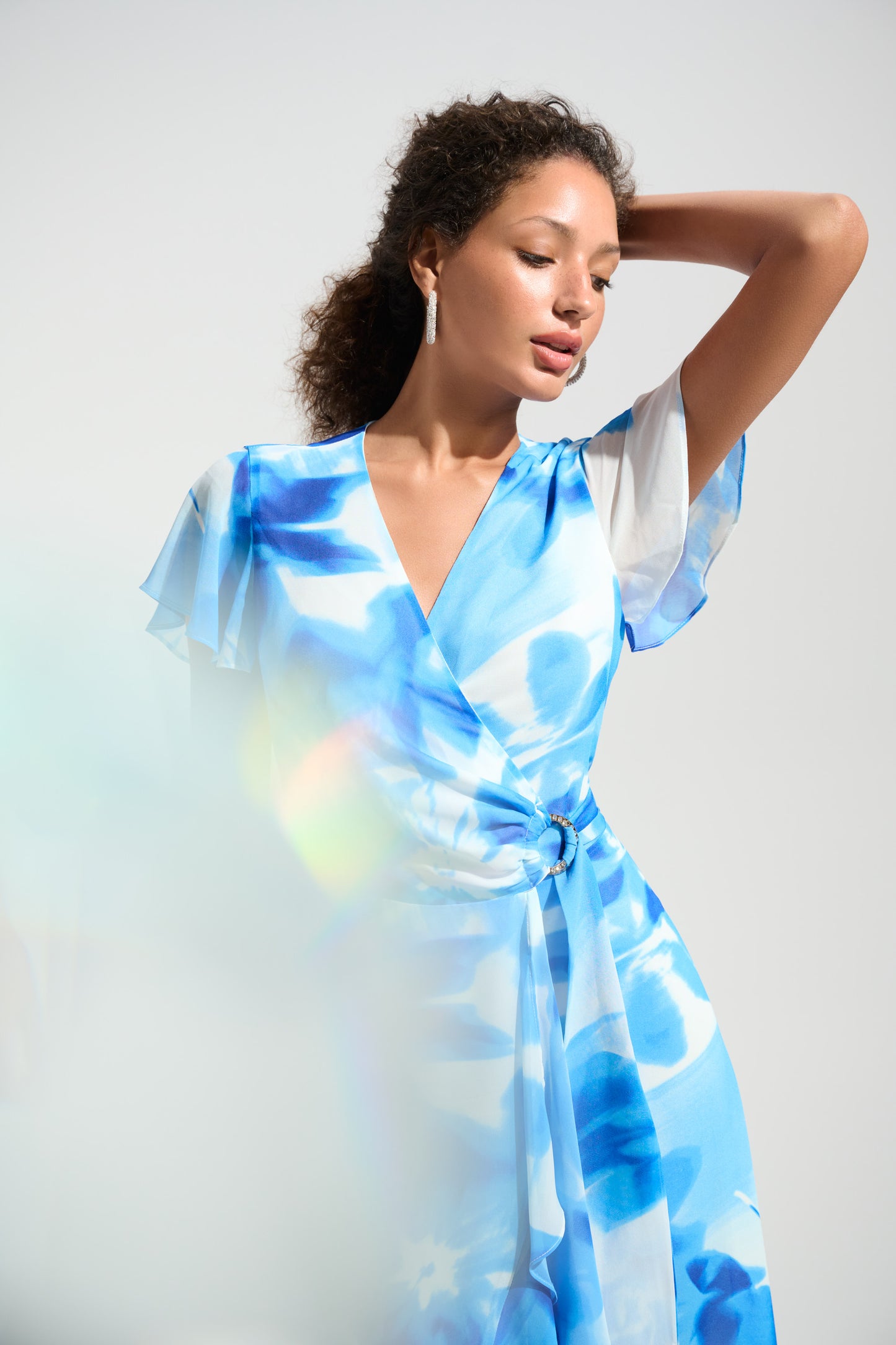 Vestido cruzado de gasa con estampado y detalle de volantes Azul/Vainilla 261739
