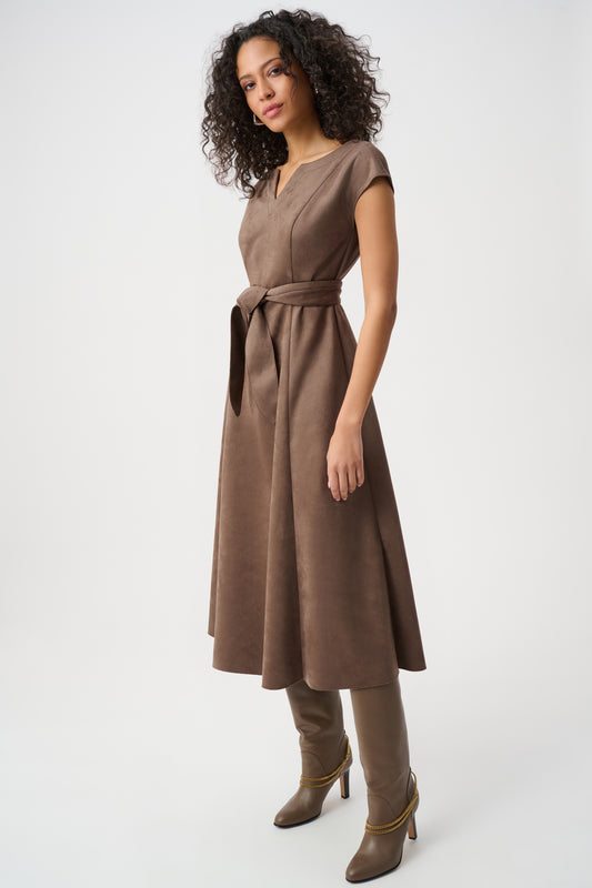 Vestido ajustado y acampanado de ante sintético avellana 263105