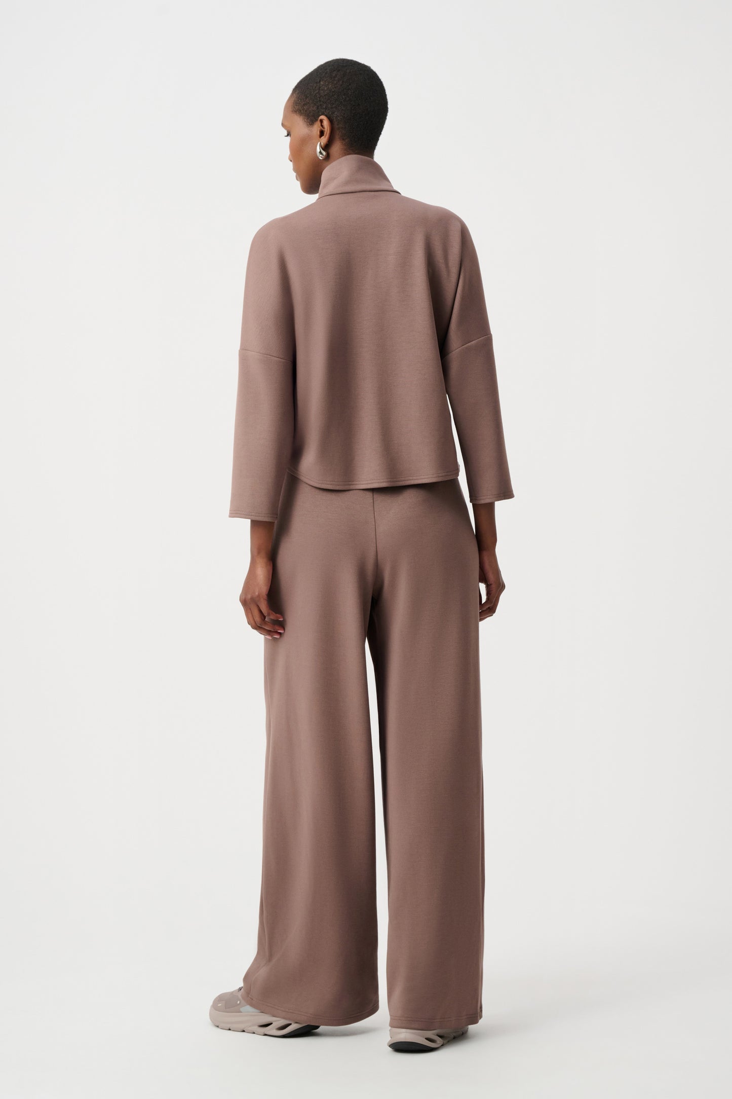 Jumpsuit con cuello medio y pierna ancha avellana 263613