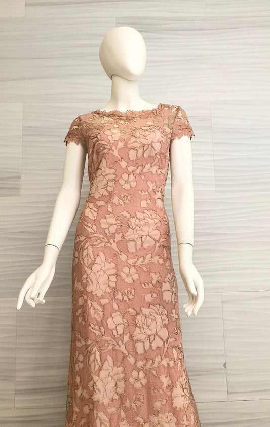 Vestido rosa con bordado de peonias en cordón dorado ART16514LX