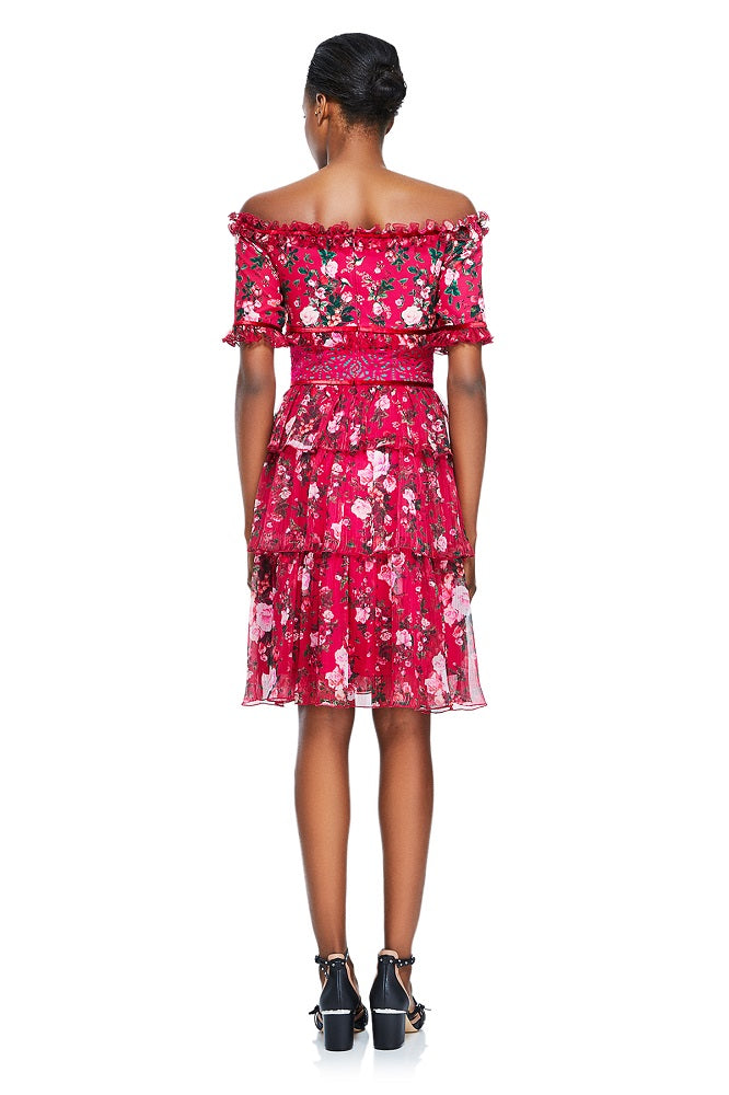 Vestido rosa con motivos florares y hombro descubiertos AZA17466MX