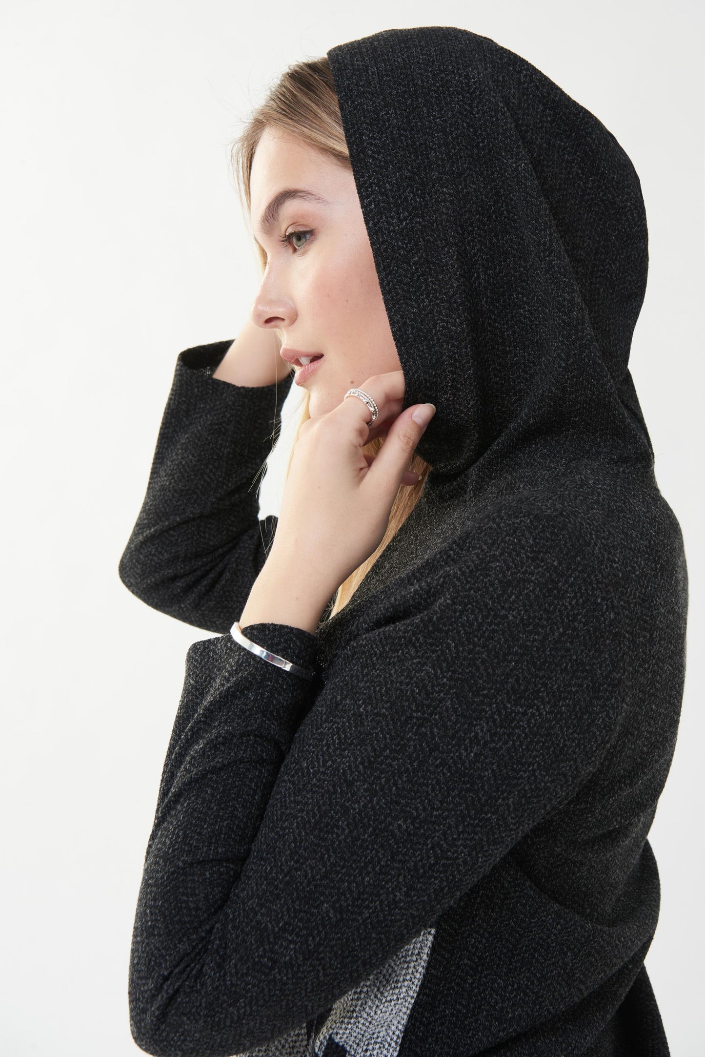 Blusón gris con letras y capucha 223050