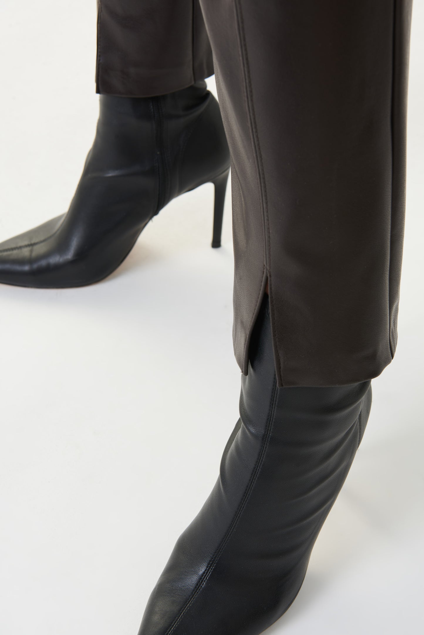 Pantalón vinipiel café 223131