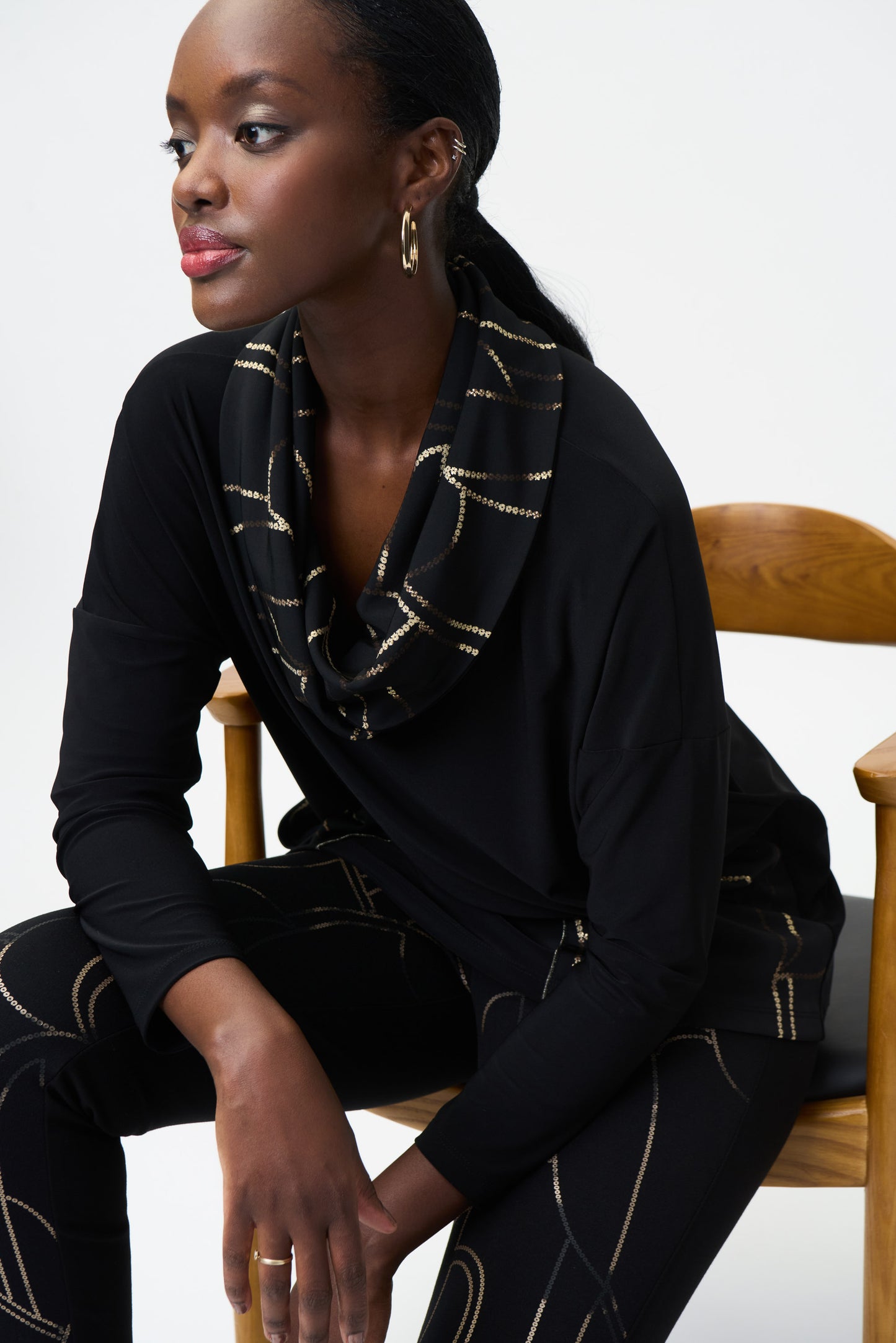 Blusa cuello cantaro negro con dorado 224065