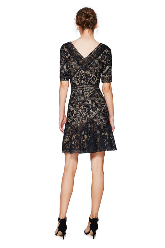 Vestido corto negro con fondo nude de encaje y gasa plisada 17012 Tadashi Shoji