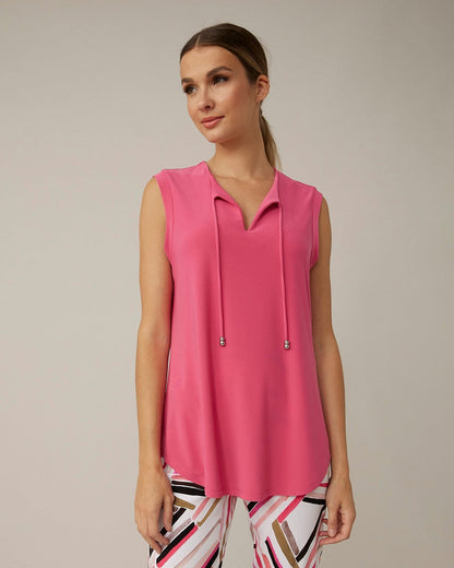 Blusa negra sin mangas y escote en V 221004