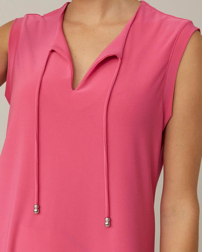 Blusa negra sin mangas y escote en V 221004