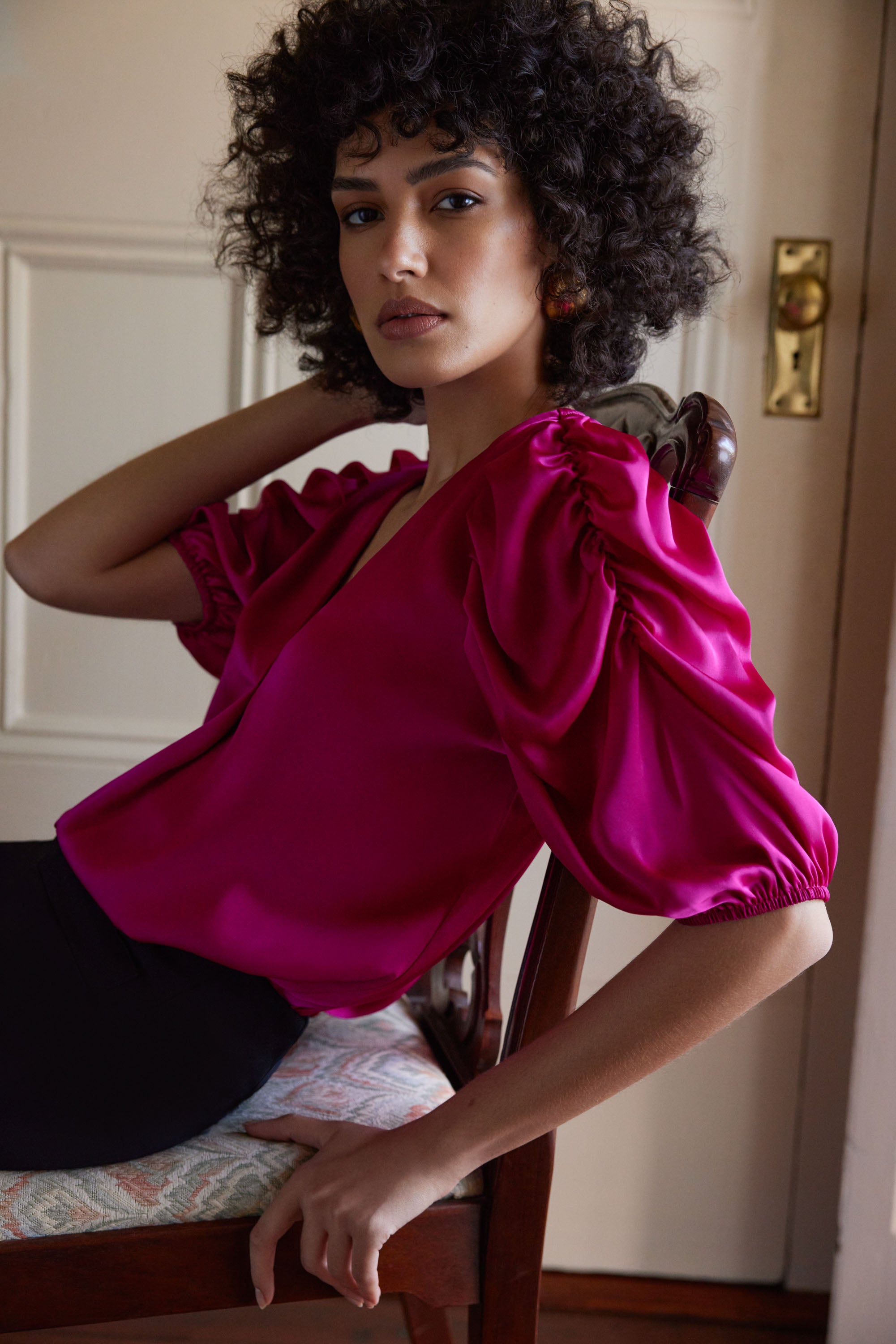 Blusa con mangas abullonadas fucsia 233026
