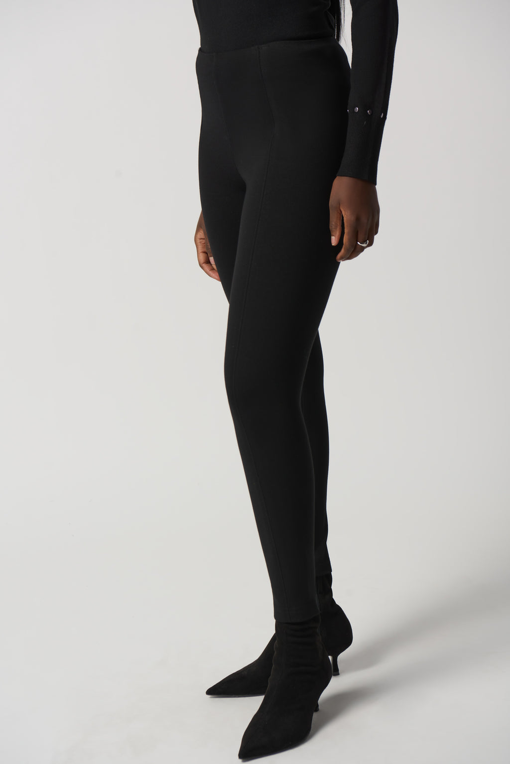 Pantalón ajustado de punto negro 233089