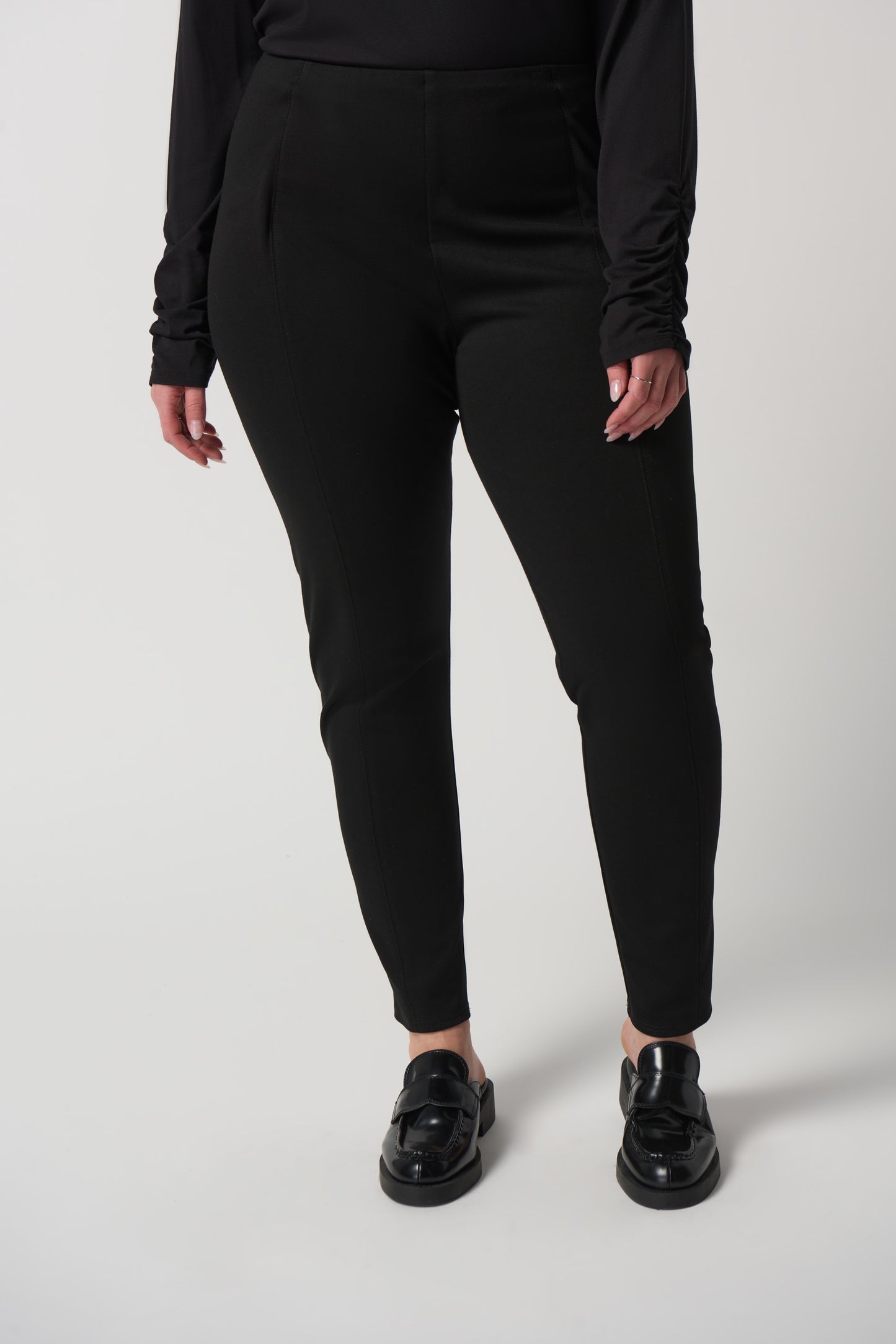 Pantalón ajustado de punto negro 233089