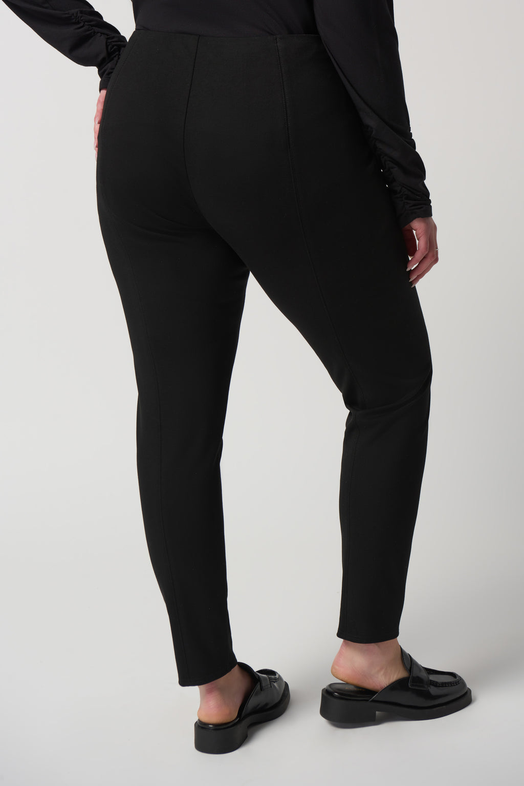 Pantalón ajustado de punto negro 233089