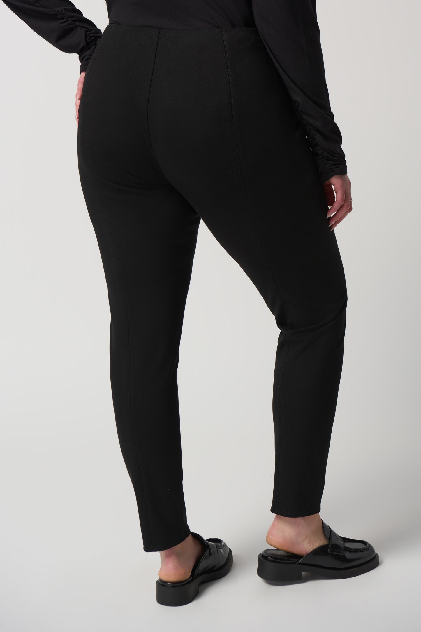 Pantalón ajustado de punto negro 233089