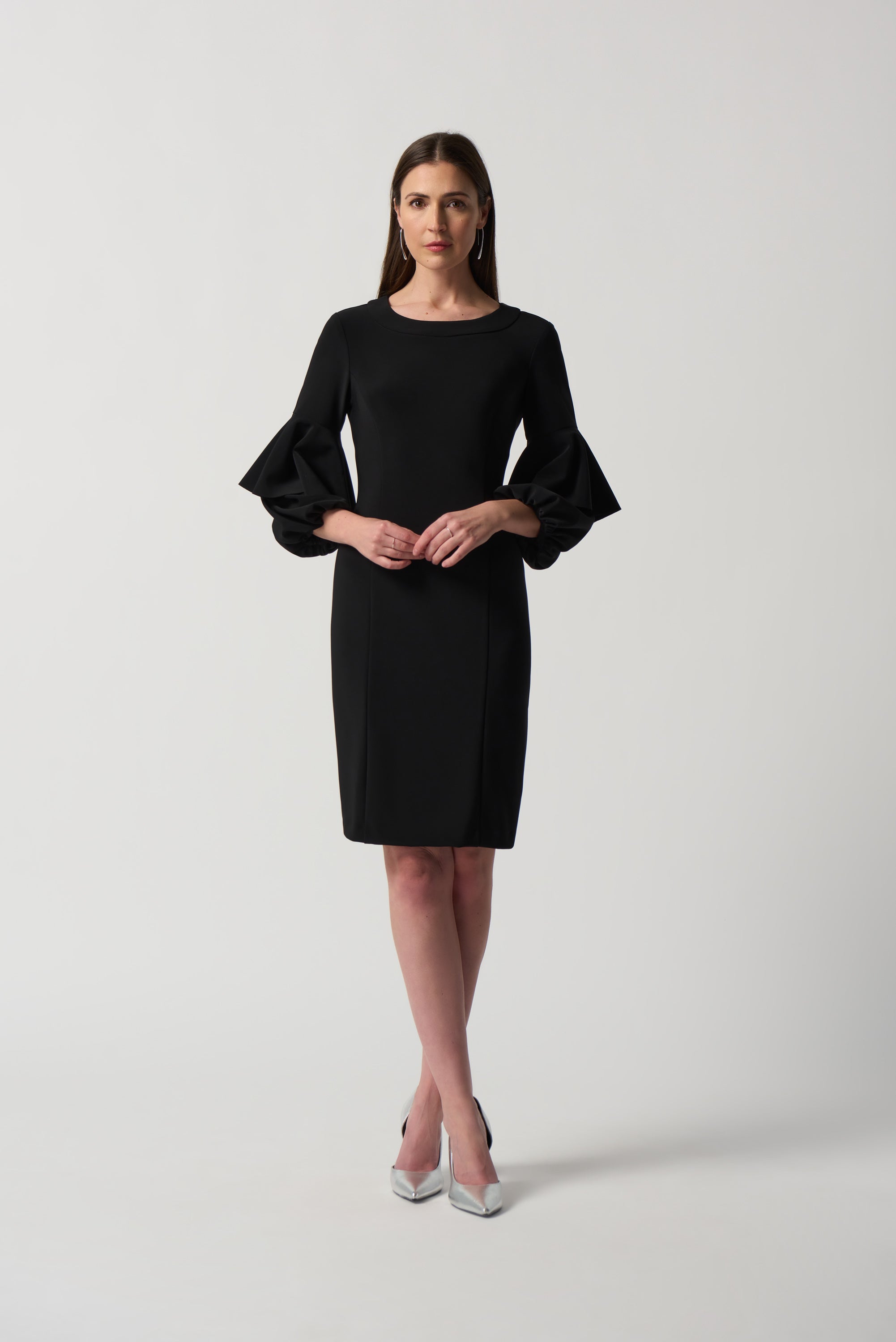 Vestido recto con mangas con volantes negro 233096