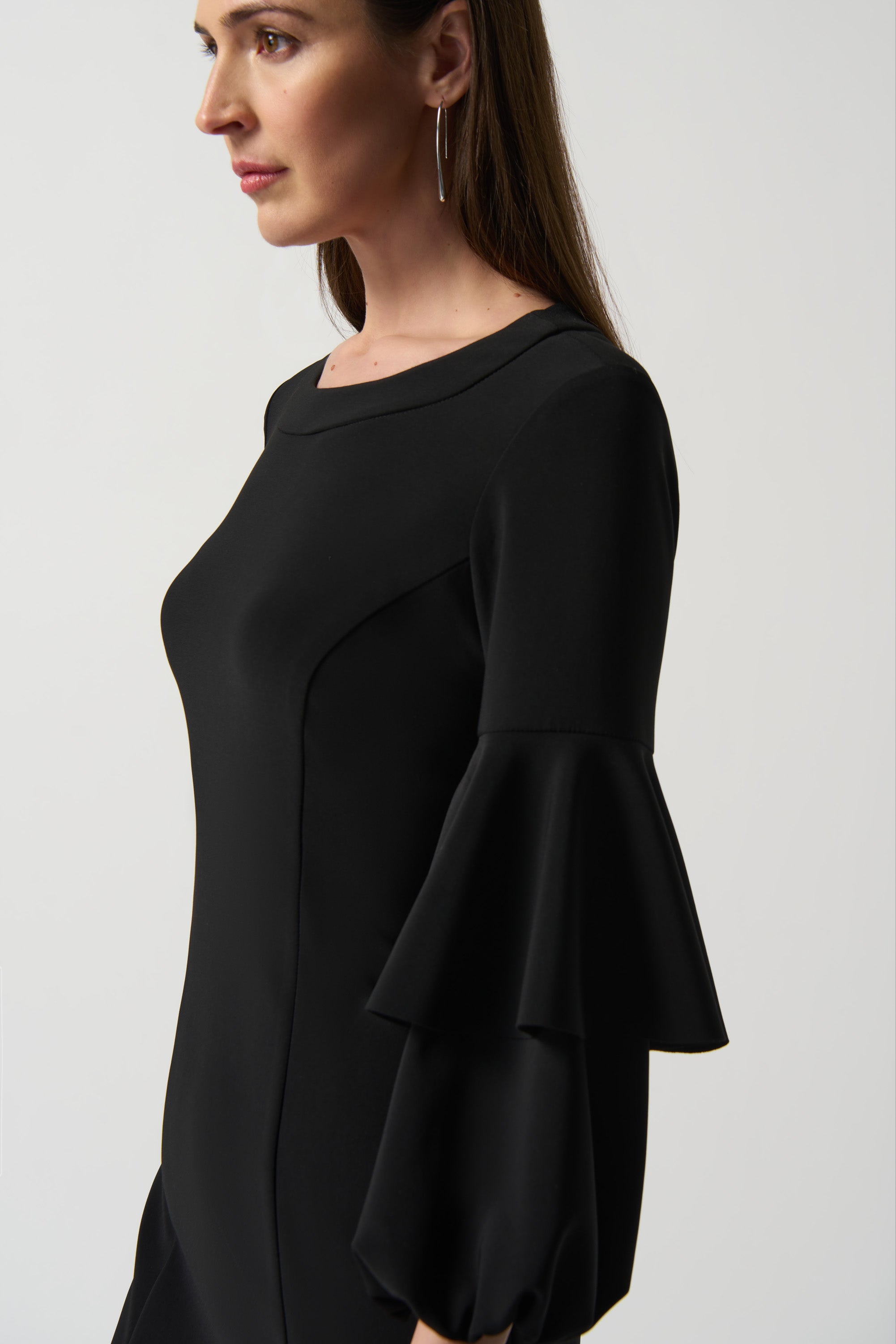 Vestido recto con mangas con volantes negro 233096