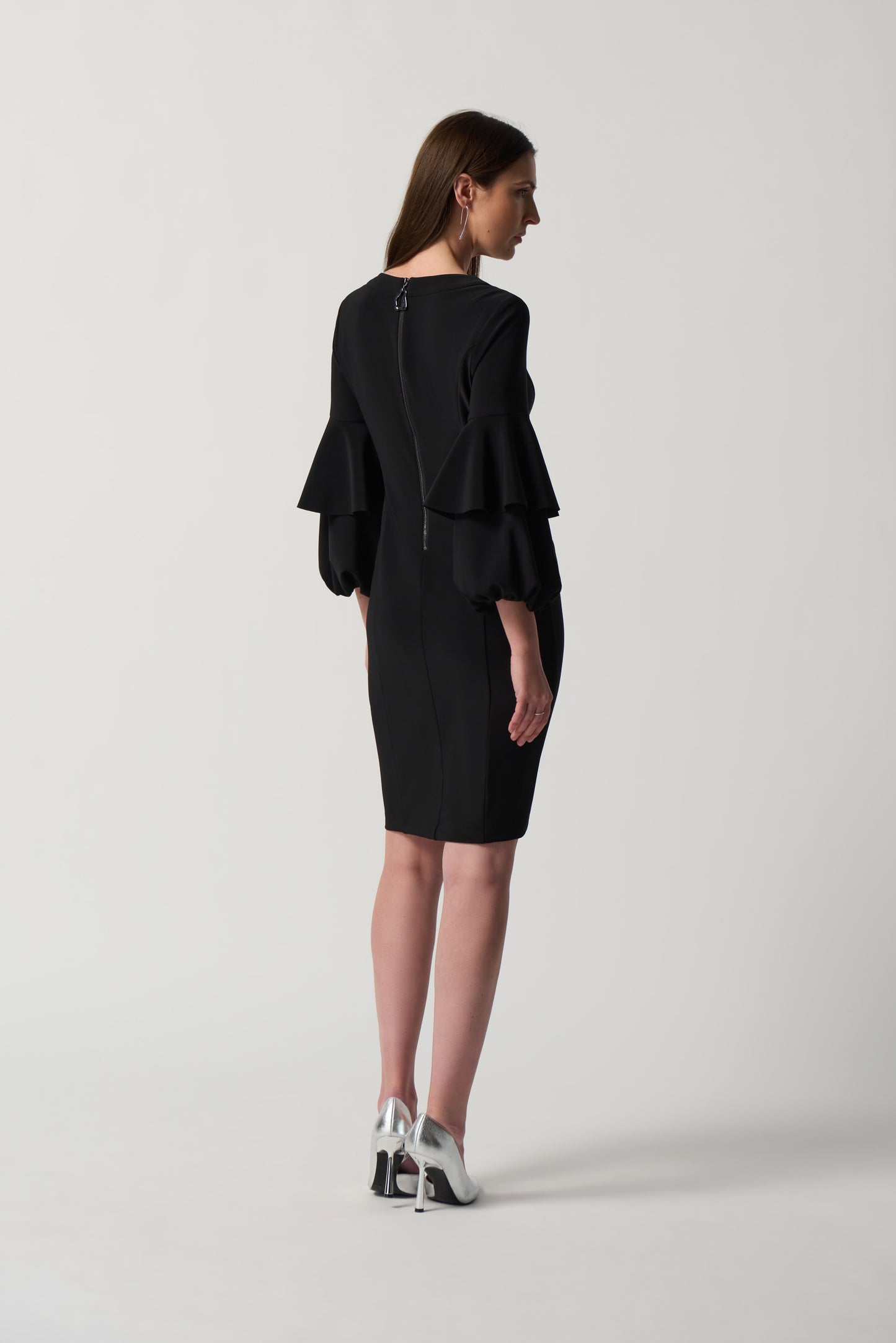 Vestido recto con mangas con volantes negro 233096