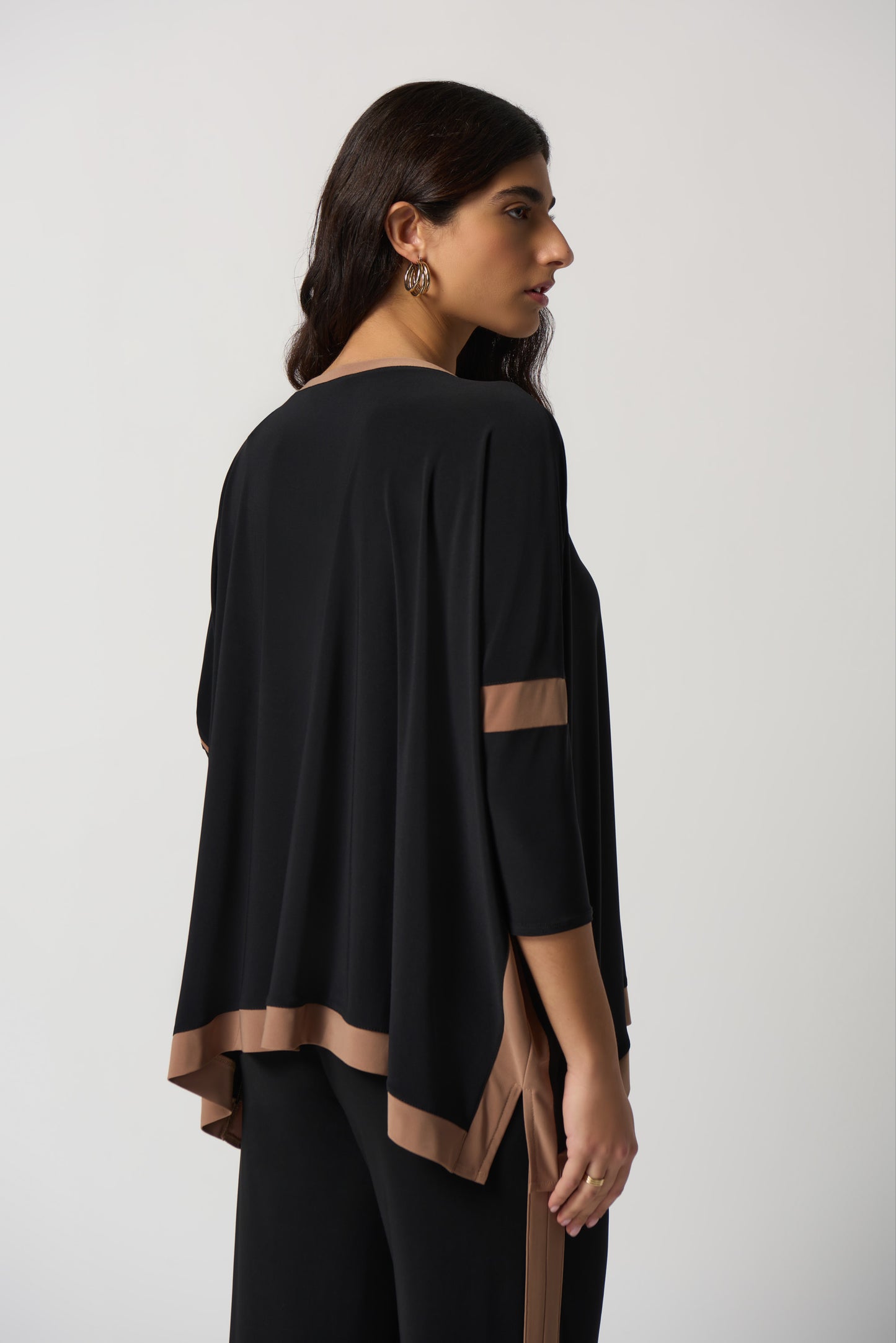 Blusa bloques de color negro y beige 233101
