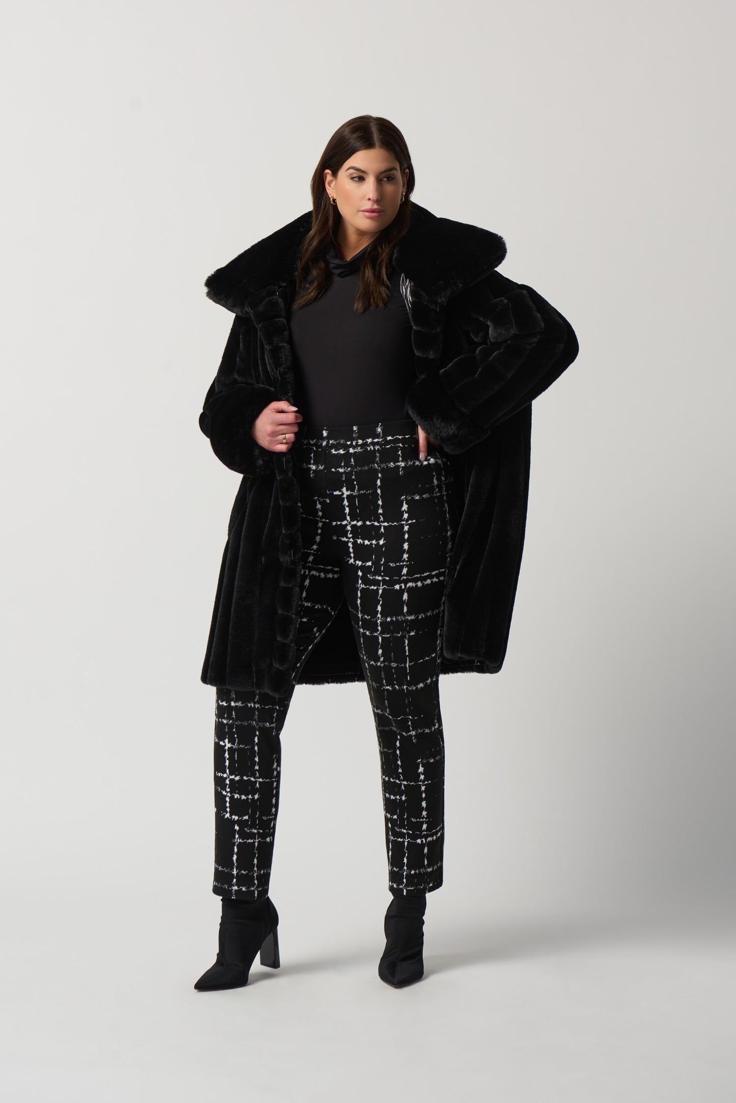 Pantalón estampado cuadros negros 233143