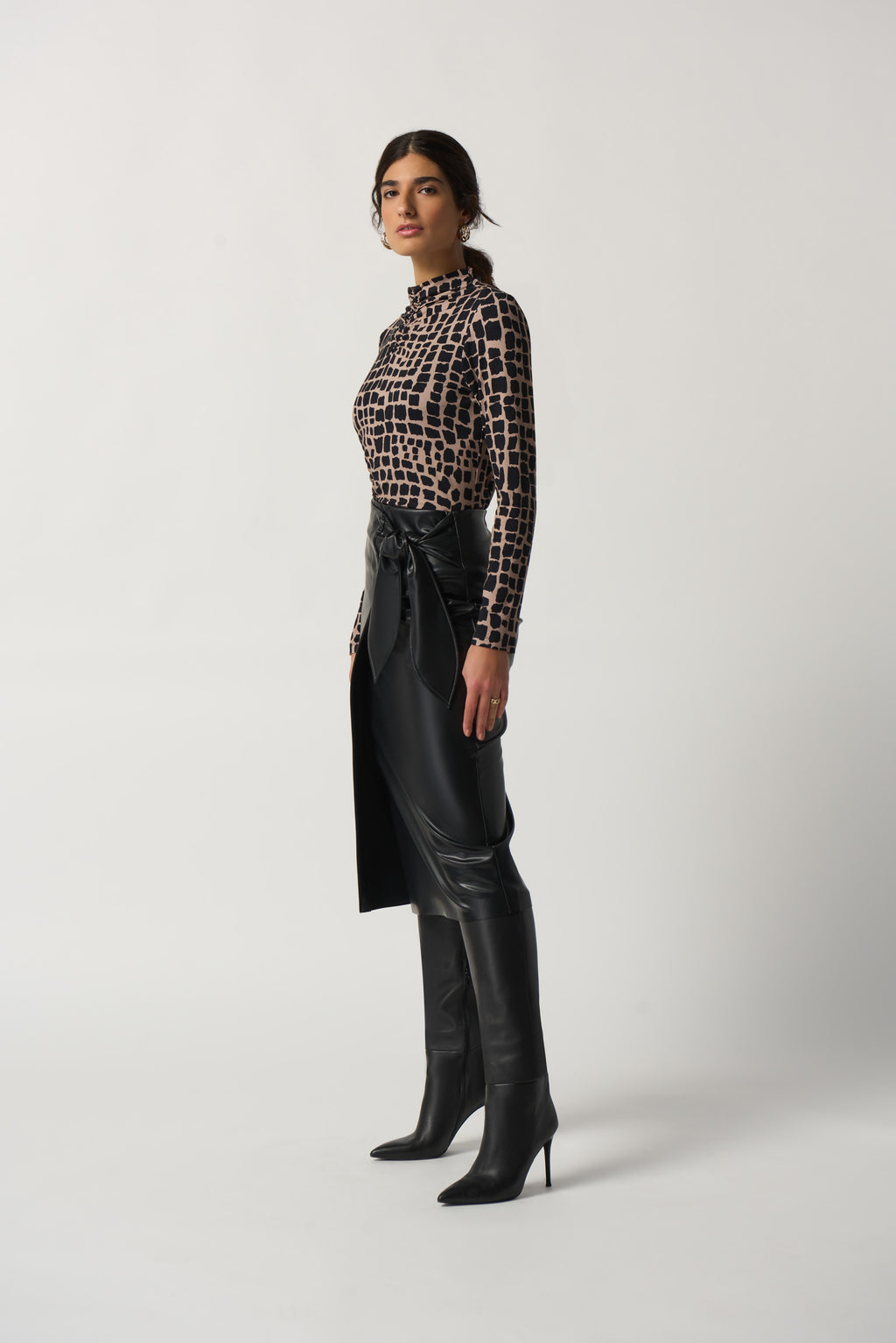 Blusa cuello alto animal print 233290