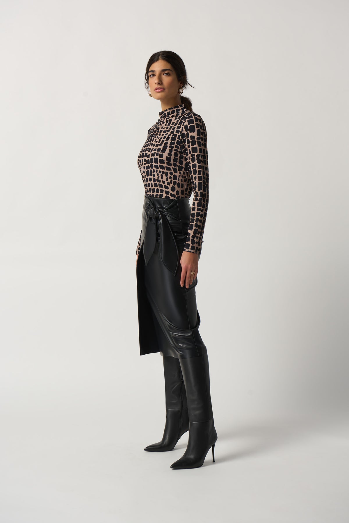 Blusa cuello alto animal print 233290