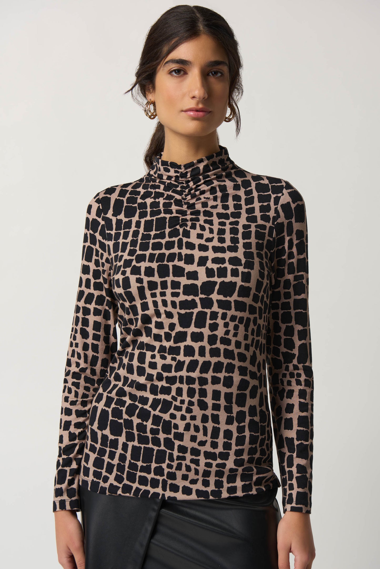 Blusa cuello alto animal print 233290