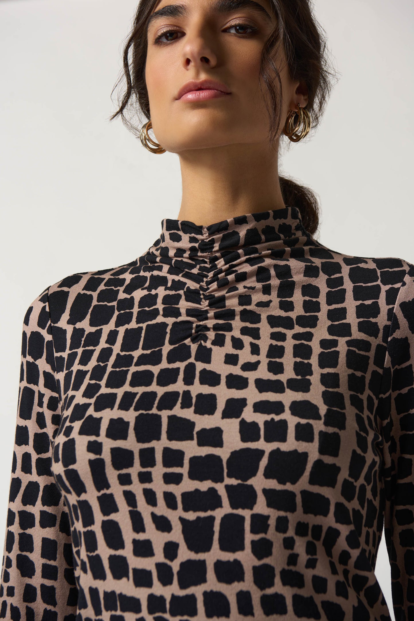 Blusa cuello alto animal print 233290