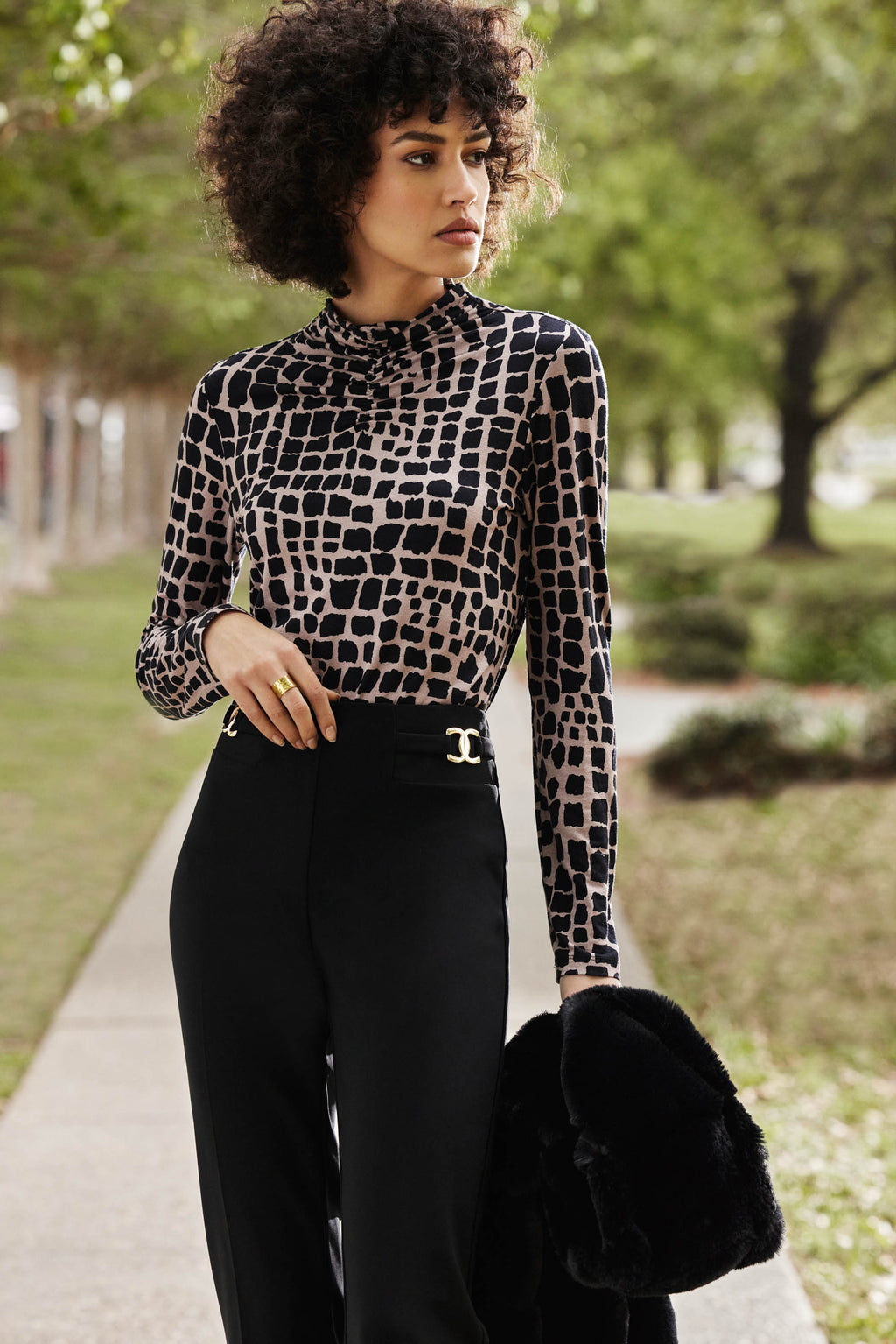 Blusa cuello alto animal print 233290