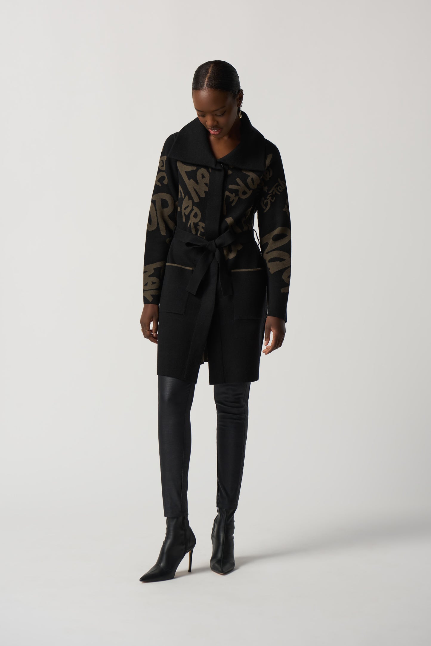 Abrigo con estampado de letras negro 233960