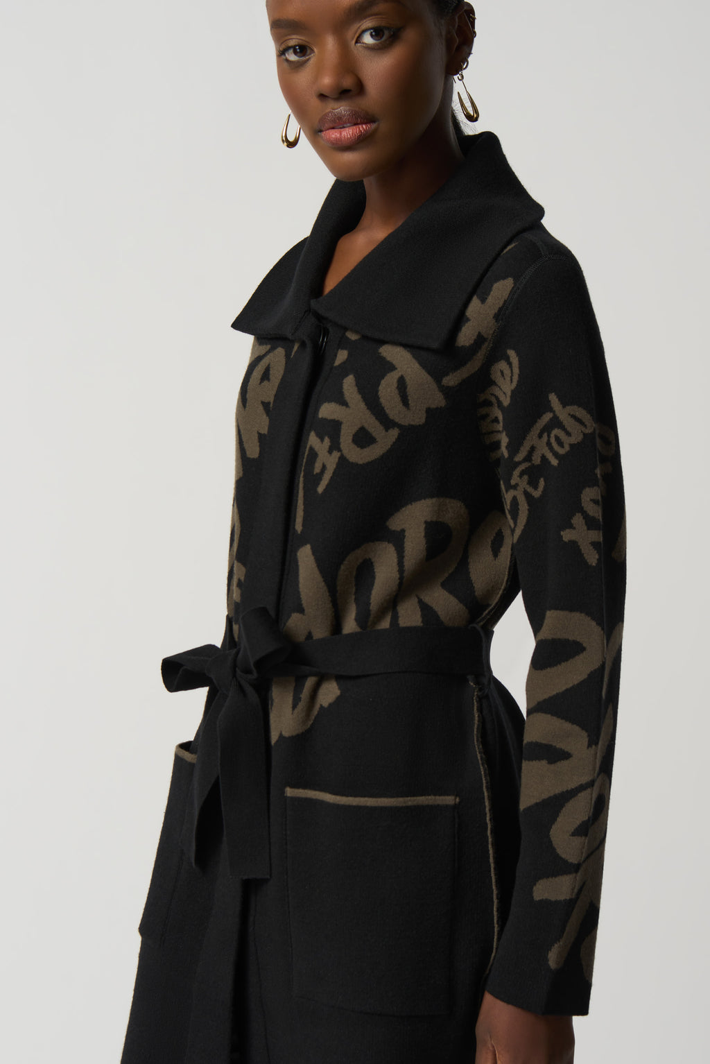 Abrigo con estampado de letras negro 233960