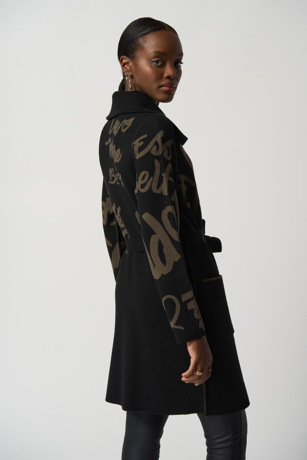 Abrigo con estampado de letras negro 233960