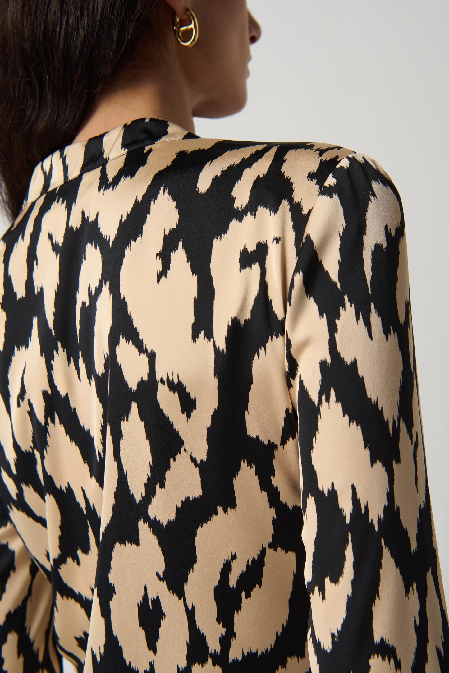 Blusa animal print con escote 234077