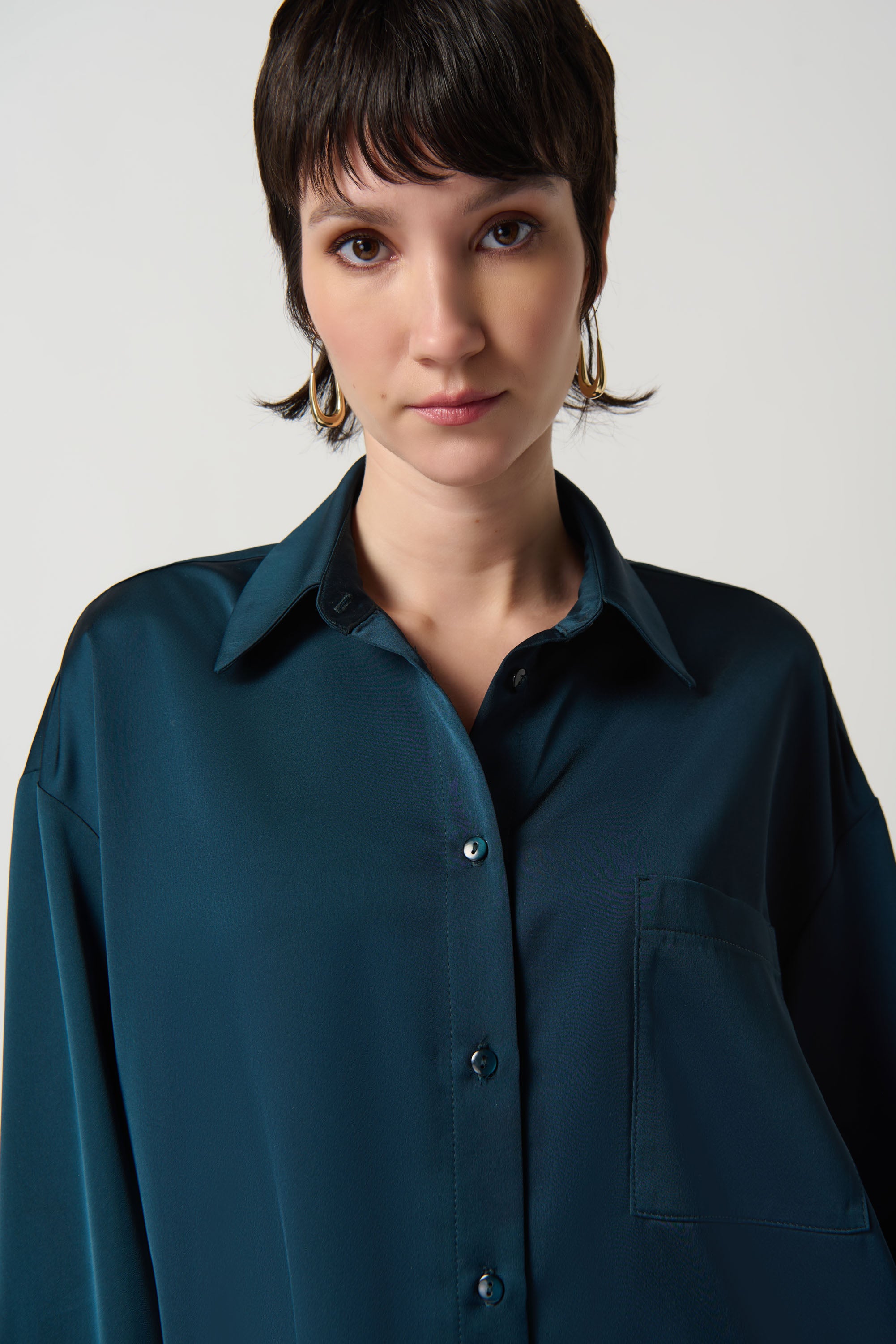 Blusa boxy satinada verde alpino 234115