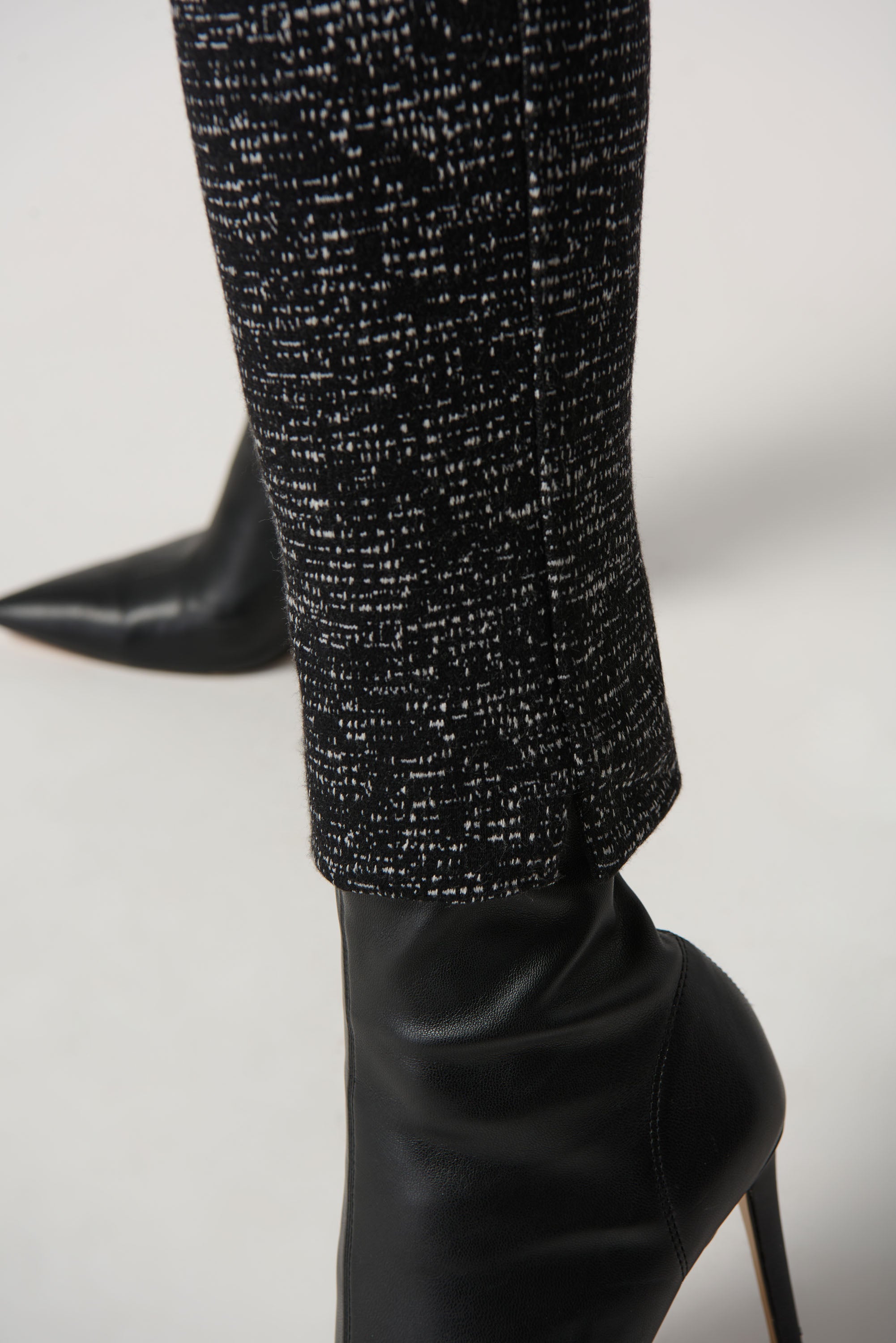 Pantalón de punto jaspeado negro 234116