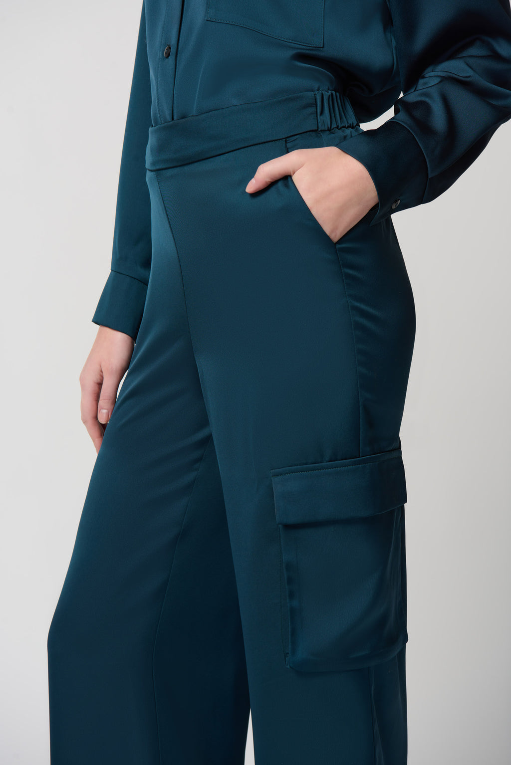 Pantalón cargo satinado verde alpino 234117
