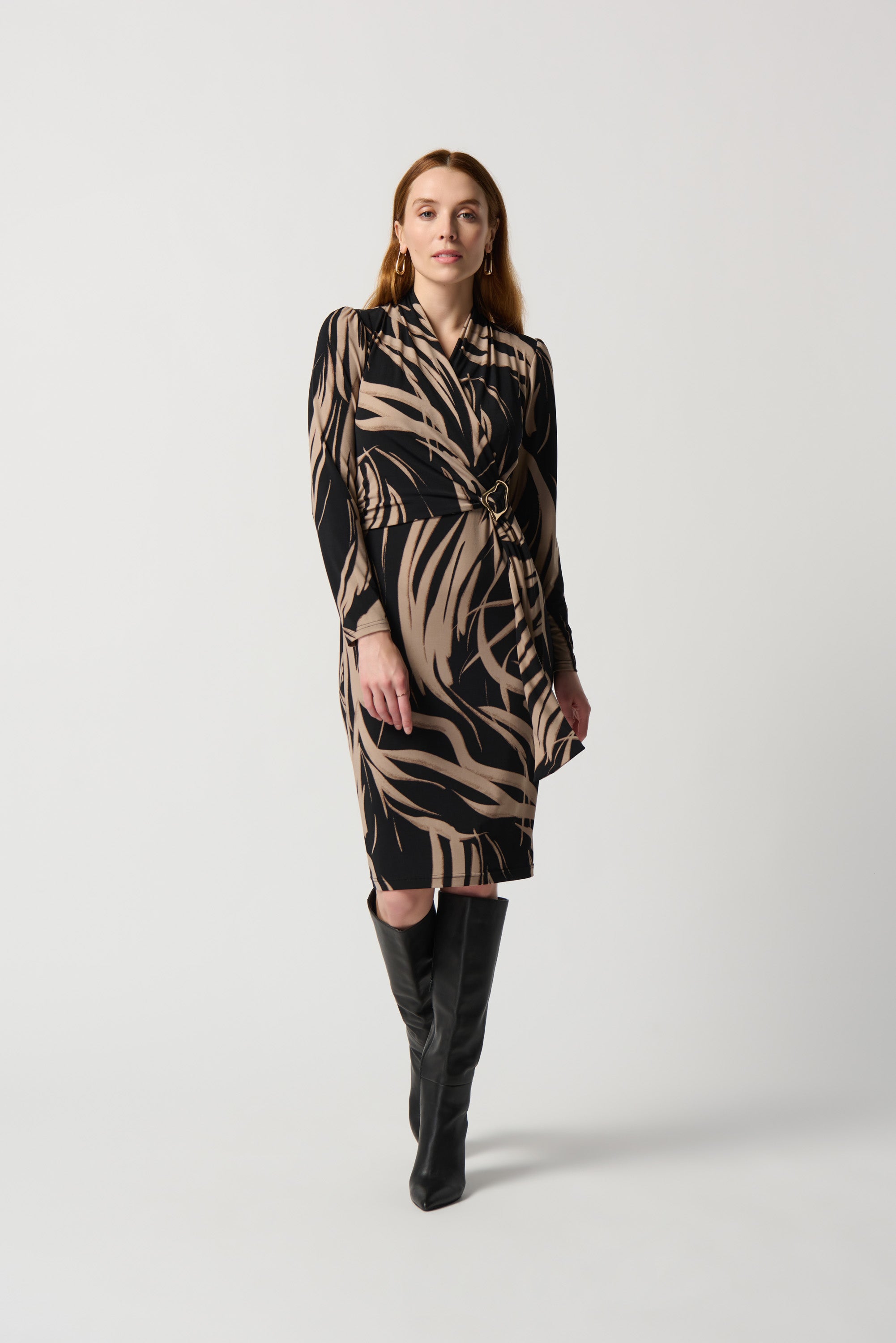 Vestido cruzado estampado beige y negro 234123