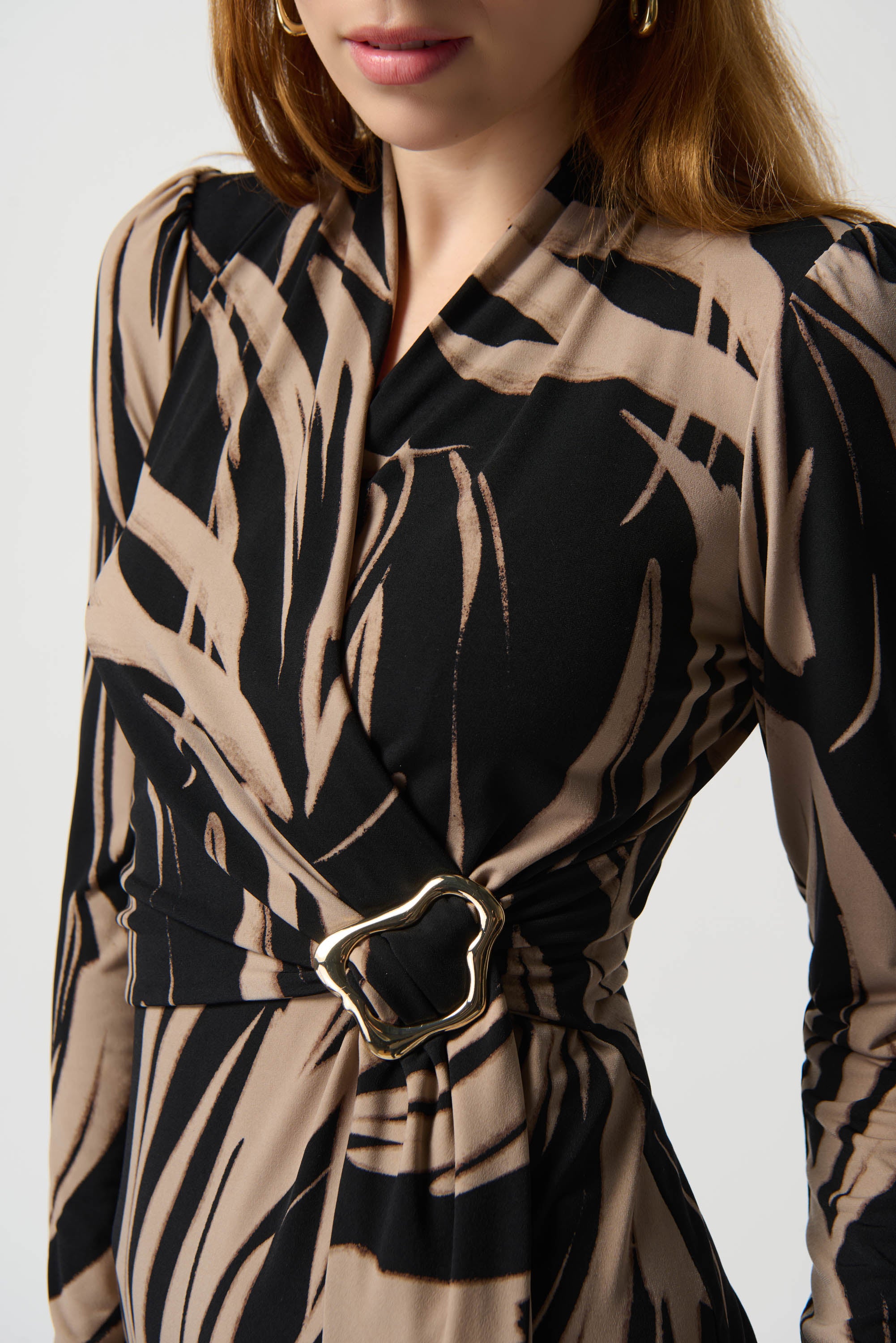 Vestido cruzado estampado beige y negro 234123