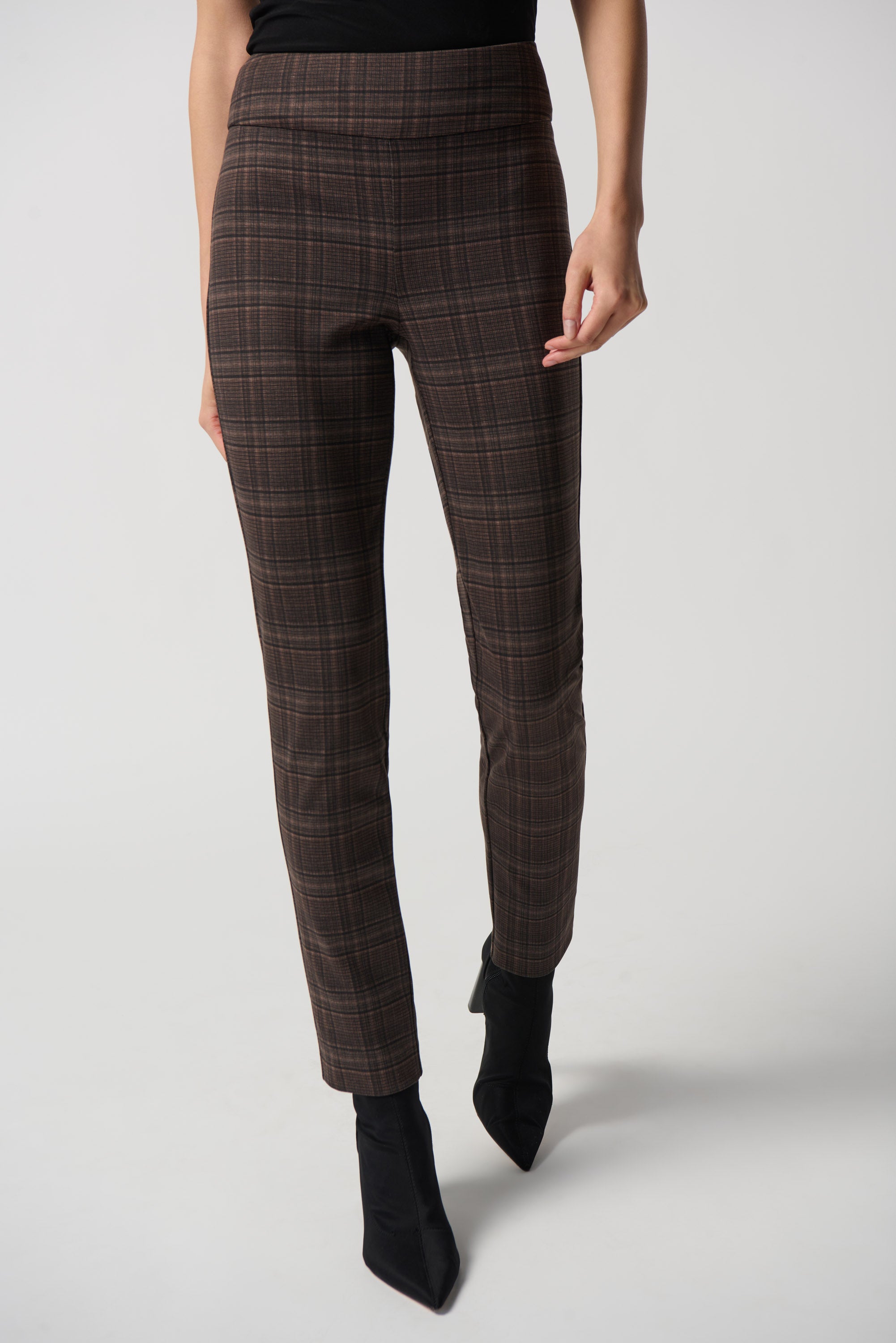 Pantalón de cuadros café 234190