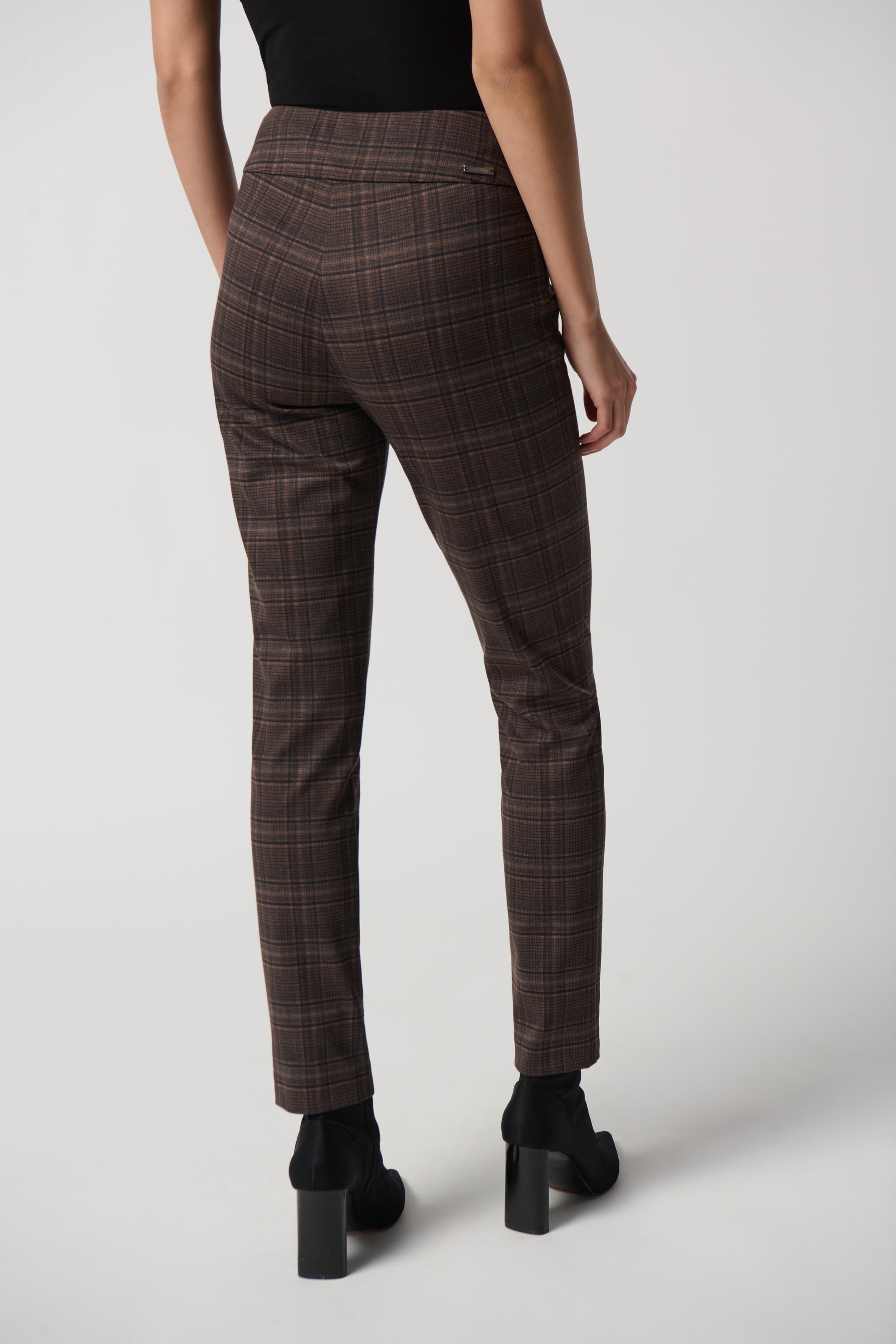 Pantalón de cuadros café 234190