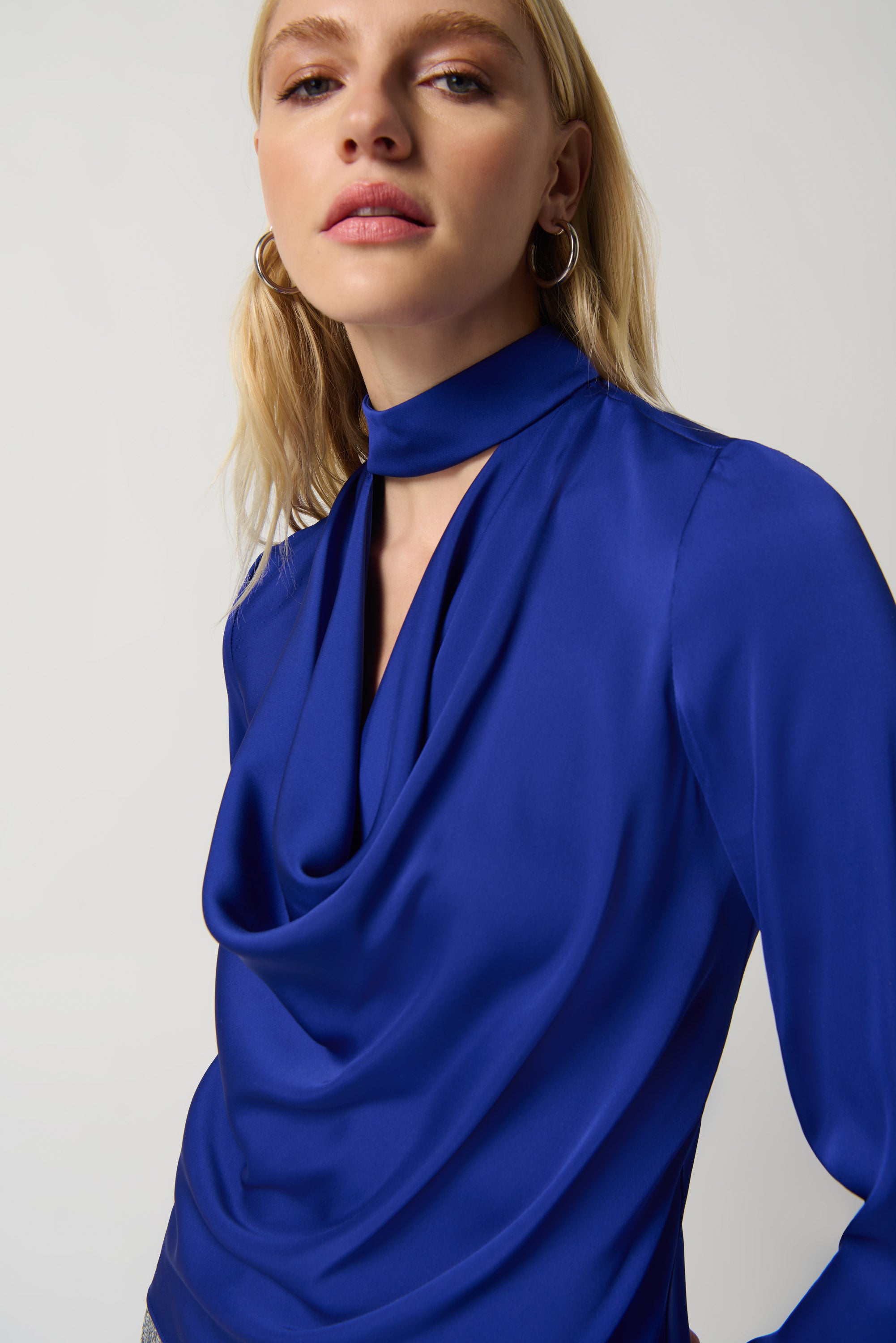 Blusa satinada azul rey con escote fluido 234221