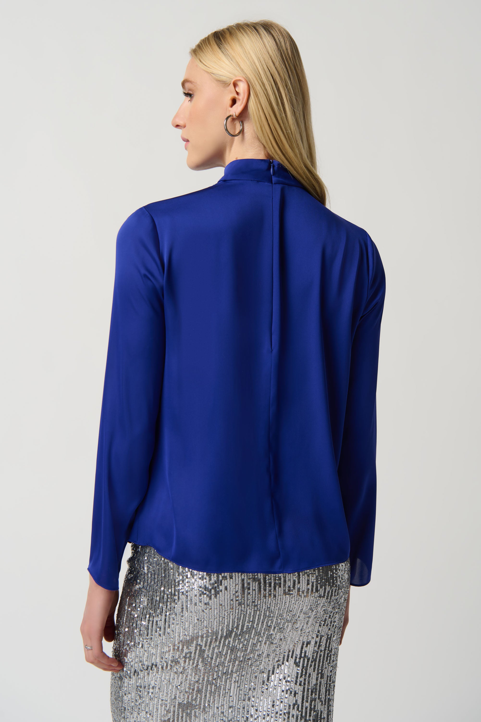Blusa satinada azul rey con escote fluido 234221