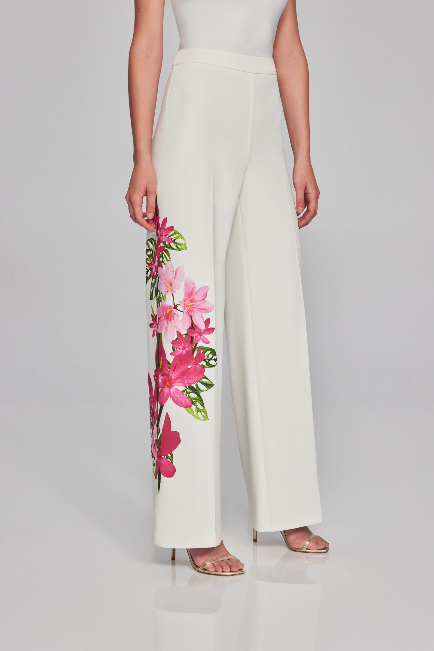 Pantalón de pierna ancha blanco con flores 241752