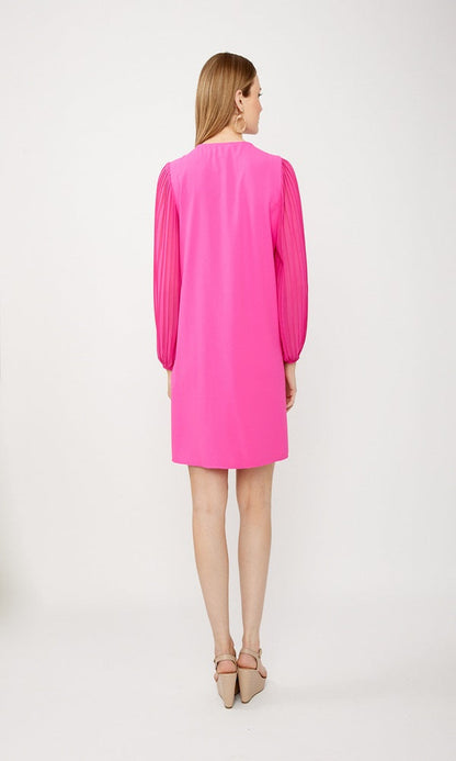 Vestido ultra rosa con manga larga plisada  242022