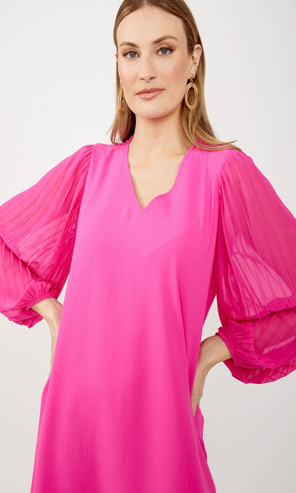 Vestido ultra rosa con manga larga plisada  242022