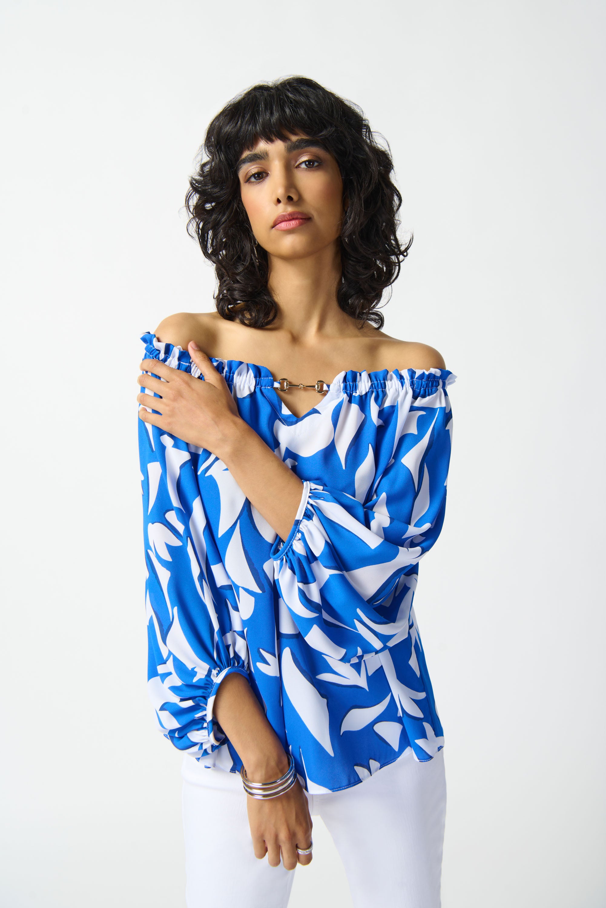 Blusa hombros descubiertos estampado abstracto 242028