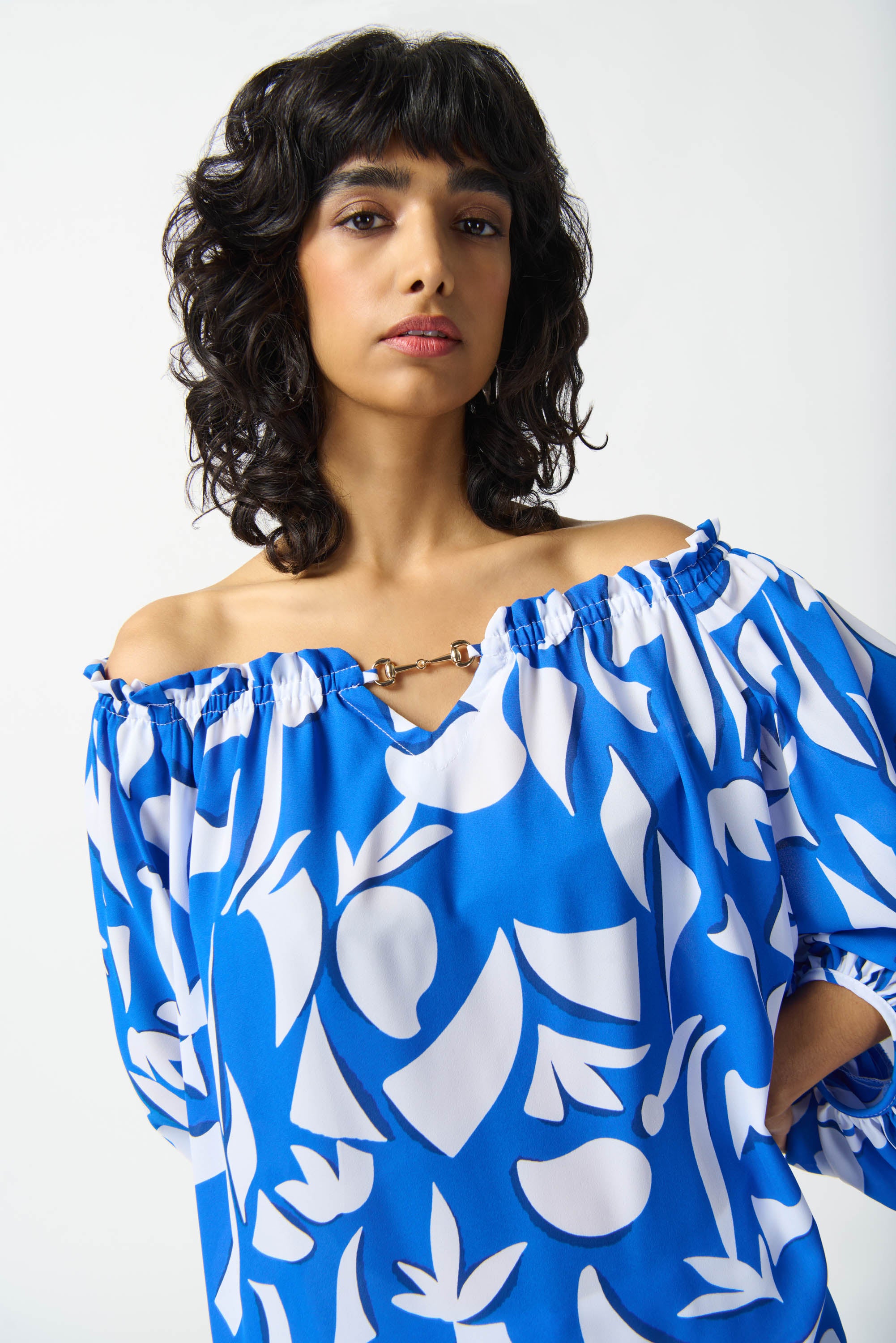 Blusa hombros descubiertos estampado abstracto 242028