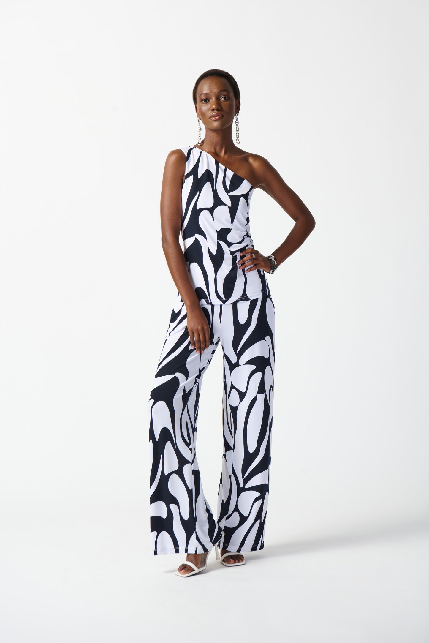 Top con hombro descubierto blanco y negro 242108