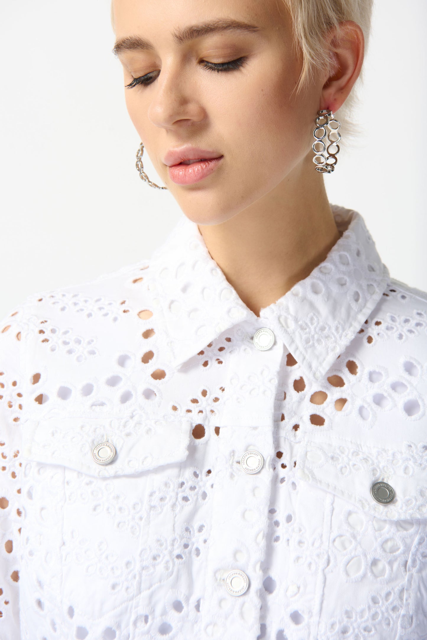 Chaqueta vaquera ajustada con bordados vainilla 242918