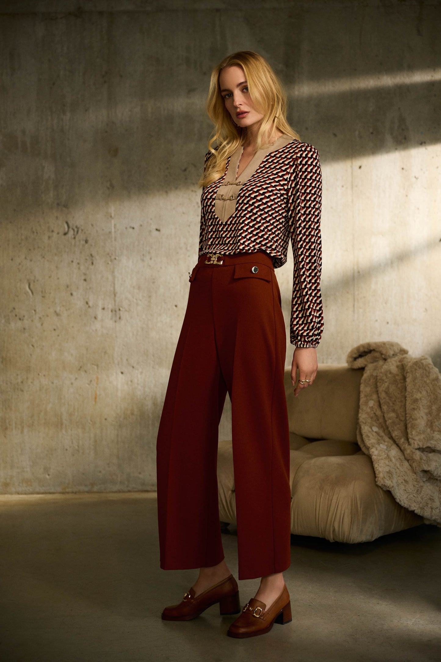 Pantalón de tiro alto con hebilla dorada 243055