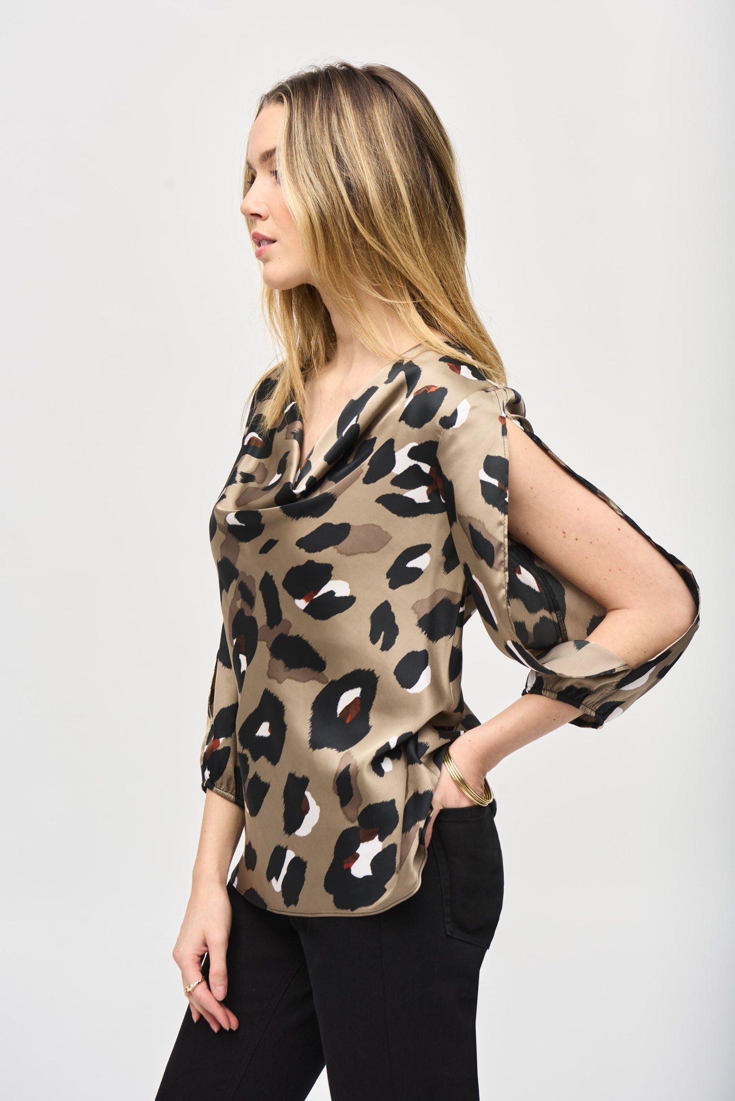 Blusa cuello de campana animal print 243108