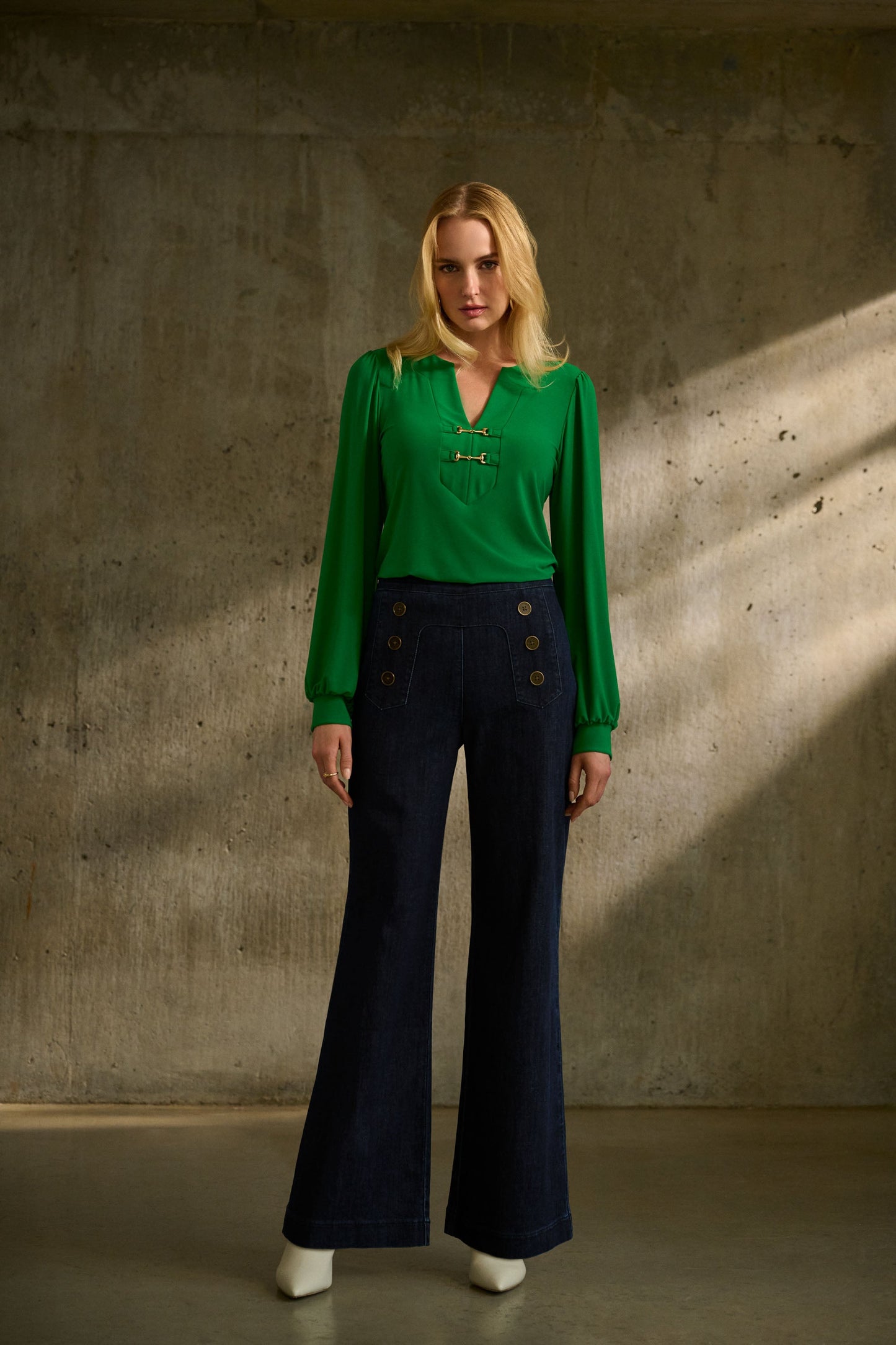 Pantalón acampanado con botones 243900